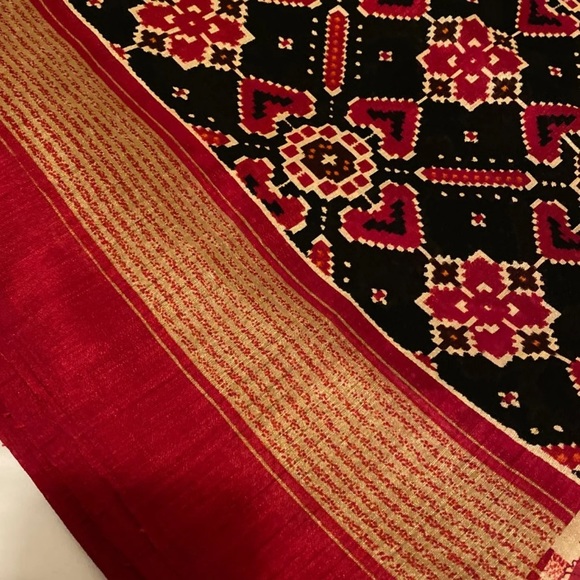 Black and dark red saree - Picture 3 of 4